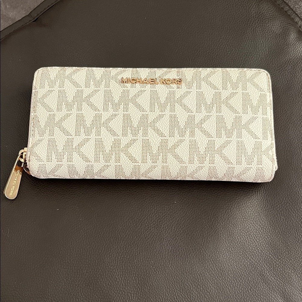 Michael Kors Monogram Key & Card Holder in Cream - Picture 2 of 16